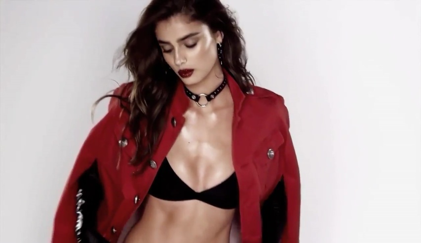 Taylor Hill nudo